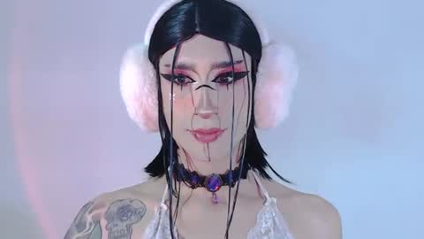 Snapshot of alienexxx chatting on 06/18/26, 12:00 online show from 06/18/26, 12:00