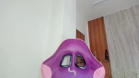 Snapshot of alika01_ chatting on 10/31/25, 01:56 alika online show from 10/31/25, 01:56