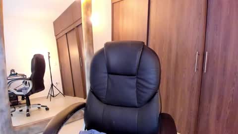 Snapshot of alika_houston chatting on 02/13/25, 07:35 IG Alik nasso    online show from 02/13/25, 07:35