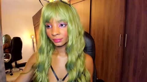 Snapshot of alika_houston chatting on 10/19/25, 03:29 IG Alik nasso    online show from 10/19/25, 03:29