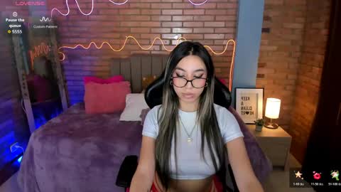 Snapshot of alina_honeyx chatting on 05/25/26, 11:55 Alina online show from 05/25/26, 11:55