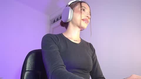 Snapshot of alina_lee01 chatting on 05/19/26, 01:56 NYX online show from 05/19/26, 01:56