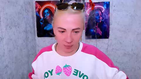 Snapshot of alinafrey_ chatting on 03/15/26, 05:24 Alina online show from 03/15/26, 05:24