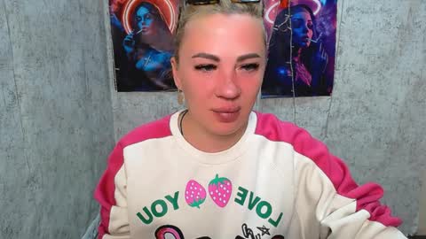 Snapshot of alinafrey_ chatting on 04/05/26, 05:15 Alina online show from 04/05/26, 05:15