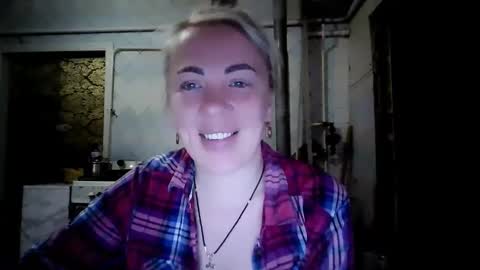 Snapshot of alinafrey_ chatting on 04/15/26, 05:14 Alina online show from 04/15/26, 05:14