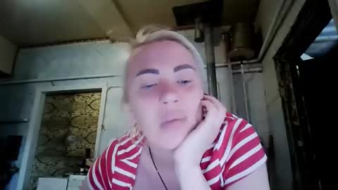 Snapshot of alinafrey_ chatting on 04/16/26, 11:00 Alina online show from 04/16/26, 11:00