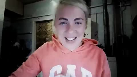 Snapshot of alinafrey_ chatting on 04/20/26, 08:39 Alina online show from 04/20/26, 08:39