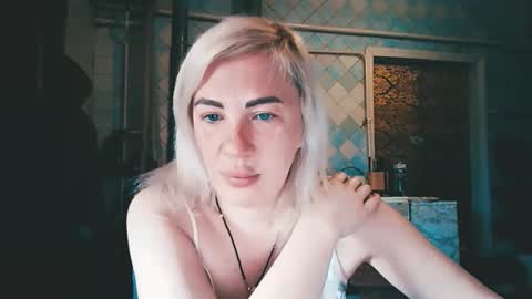 Snapshot of alinafrey_ chatting on 04/28/26, 04:06 Alina online show from 04/28/26, 04:06