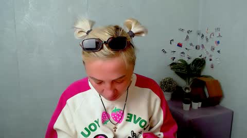 Snapshot of alinafrey_ chatting on 05/02/26, 04:28 Alina online show from 05/02/26, 04:28