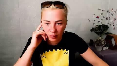 Snapshot of alinafrey_ chatting on 05/19/26, 04:41 Alina online show from 05/19/26, 04:41