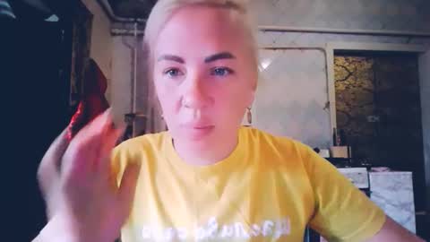Snapshot of alinafrey_ chatting on 05/25/26, 05:35 Alina online show from 05/25/26, 05:35