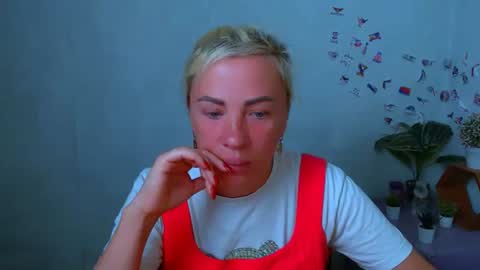 Snapshot of alinafrey_ chatting on 07/04/26, 04:18 Alina online show from 07/04/26, 04:18