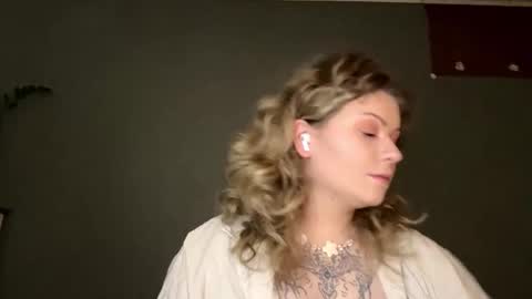 Snapshot of alinahotgirl chatting on 03/19/26, 01:04 Alina online show from 03/19/26, 01:04