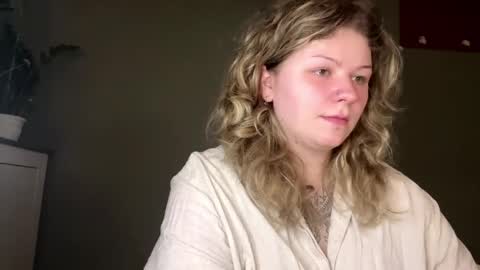 Snapshot of alinahotgirl chatting on 04/15/26, 01:18 Alina online show from 04/15/26, 01:18