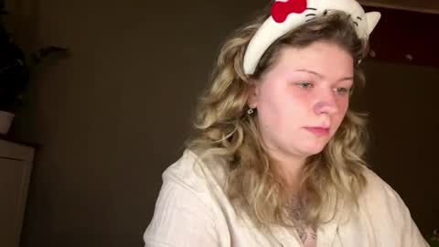 Snapshot of alinahotgirl chatting on 04/15/26, 10:32 Alina online show from 04/15/26, 10:32