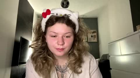 Snapshot of alinahotgirl chatting on 04/18/26, 10:41 Alina online show from 04/18/26, 10:41