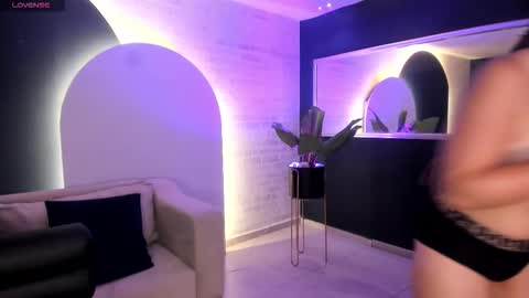 alinakravitz_ online show from 02/15/26, 12:03