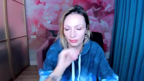 Snapshot of alinamoor chatting on 12/20/25, 12:45 AlinaMoor online show from 12/20/25, 12:45