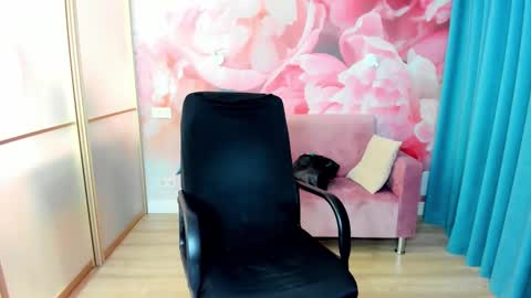 Snapshot of alinamoor chatting on 01/14/26, 06:57 AlinaMoor online show from 01/14/26, 06:57