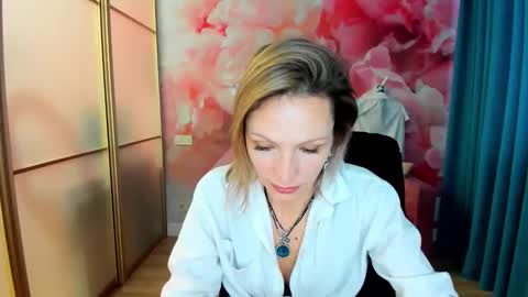 Snapshot of alinamoor chatting on 01/17/26, 06:51 AlinaMoor online show from 01/17/26, 06:51