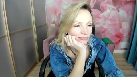 Snapshot of alinamoor chatting on 02/17/26, 02:30 AlinaMoor online show from 02/17/26, 02:30
