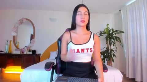 Snapshot of alinasimmons chatting on 04/13/26, 12:43 AlinaSimmons online show from 04/13/26, 12:43