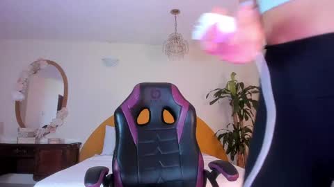 Snapshot of alinasimmons chatting on 04/15/26, 12:45 AlinaSimmons online show from 04/15/26, 12:45