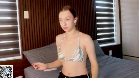 Snapshot of alisaa_01 chatting on 11/13/25, 04:22 Alice Fansly Alisa01 online show from 11/13/25, 04:22