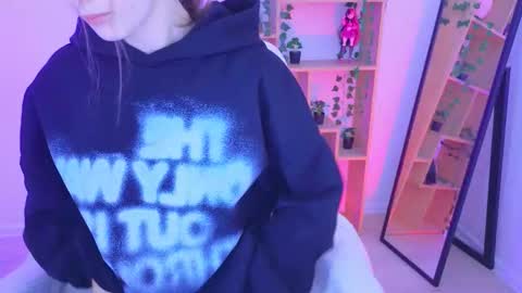 Snapshot of alisemeaw chatting on 09/22/25, 06:04 Alise online show from 09/22/25, 06:04