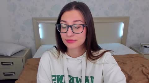 Snapshot of alishamurray chatting on 12/20/24, 10:43 Alina online show from 12/20/24, 10:43