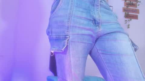 Alisia online show from 10/31/25, 10:33