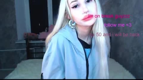 Snapshot of alison_moonlight chatting on 05/19/26, 03:18 Alison online show from 05/19/26, 03:18