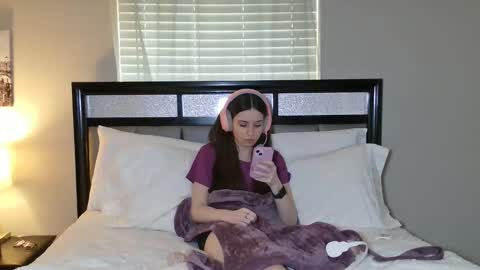 Snapshot of alisonfieldsxo chatting on 03/26/26, 08:36 Alison Fields online show from 03/26/26, 08:36