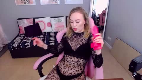 Snapshot of alisonwillow chatting on 02/21/26, 08:04 Anna online show from 02/21/26, 08:04