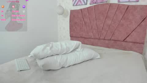 Snapshot of alisse_hall chatting on 04/14/26, 01:39 Alisse online show from 04/14/26, 01:39