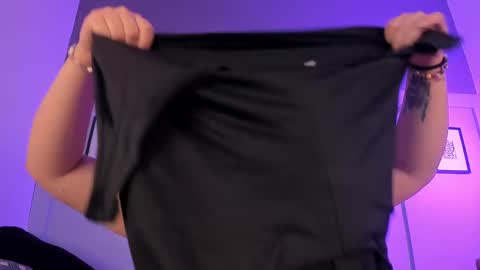 Laura online show from 03/10/25, 01:12