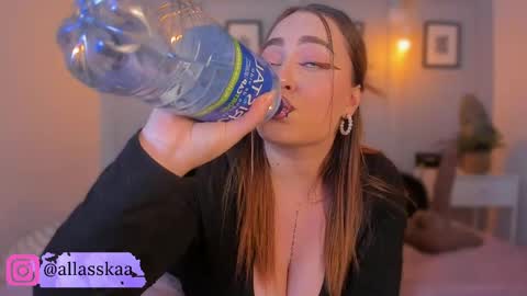 Snapshot of allasska_ chatting on 05/15/26, 04:52 Laura online show from 05/15/26, 04:52