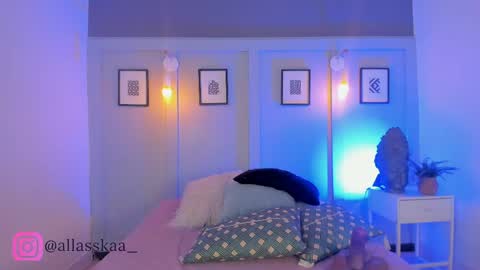 Snapshot of allasska_ chatting on 05/19/26, 05:03 Laura online show from 05/19/26, 05:03