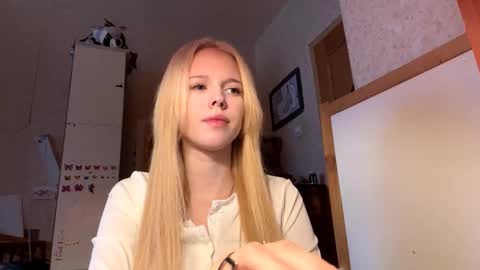 Snapshot of allegralenherr chatting on 11/11/25, 10:04 Lina online show from 11/11/25, 10:04