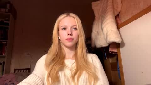 Snapshot of allegralenherr chatting on 11/25/25, 06:13 Lina online show from 11/25/25, 06:13