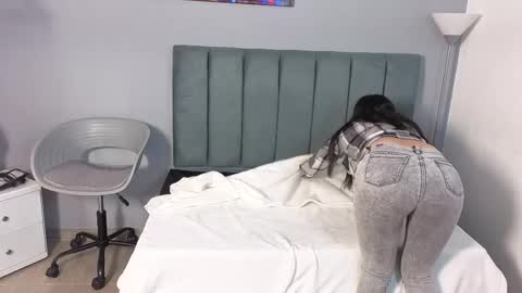 Snapshot of alli_cooper chatting on 04/01/26, 11:55 Ali online show from 04/01/26, 11:55