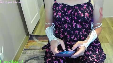 Snapshot of allie__kat chatting on 04/11/26, 02:54 Allie online show from 04/11/26, 02:54