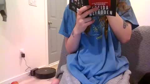 Snapshot of alliebearx chatting on 02/25/25, 01:52 alliebearx online show from 02/25/25, 01:52