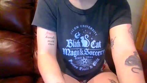 Snapshot of alliebearx chatting on 11/14/25, 05:33 alliebearx online show from 11/14/25, 05:33