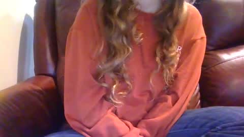 Snapshot of alliebearx chatting on 11/23/25, 01:27 alliebearx online show from 11/23/25, 01:27