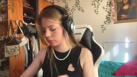 Snapshot of alliehulick chatting on 06/21/26, 03:03 Kara online show from 06/21/26, 03:03