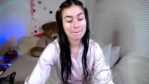 Snapshot of allierose_ chatting on 02/16/25, 10:10 Allie  online show from 02/16/25, 10:10