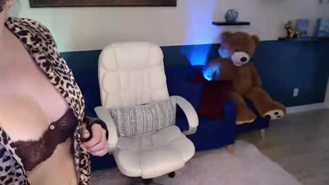 Snapshot of allison_hill19 chatting on 09/30/25, 02:22 Alli online show from 09/30/25, 02:22