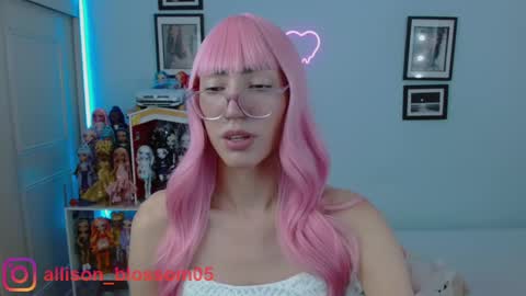Snapshot of allisonblossom chatting on 02/09/25, 03:43 online show from 02/09/25, 03:43