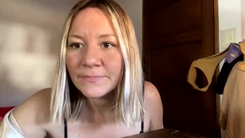 allisonlove2 online show from 04/29/26, 05:30